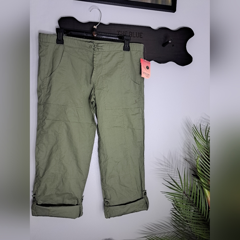 Danskin Now Green Capri Pant NWT  Size Small